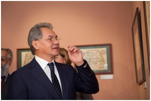 С. К. Шойгу на выставке.  Фотографии И. С. Мельникова/Русское географическое общество