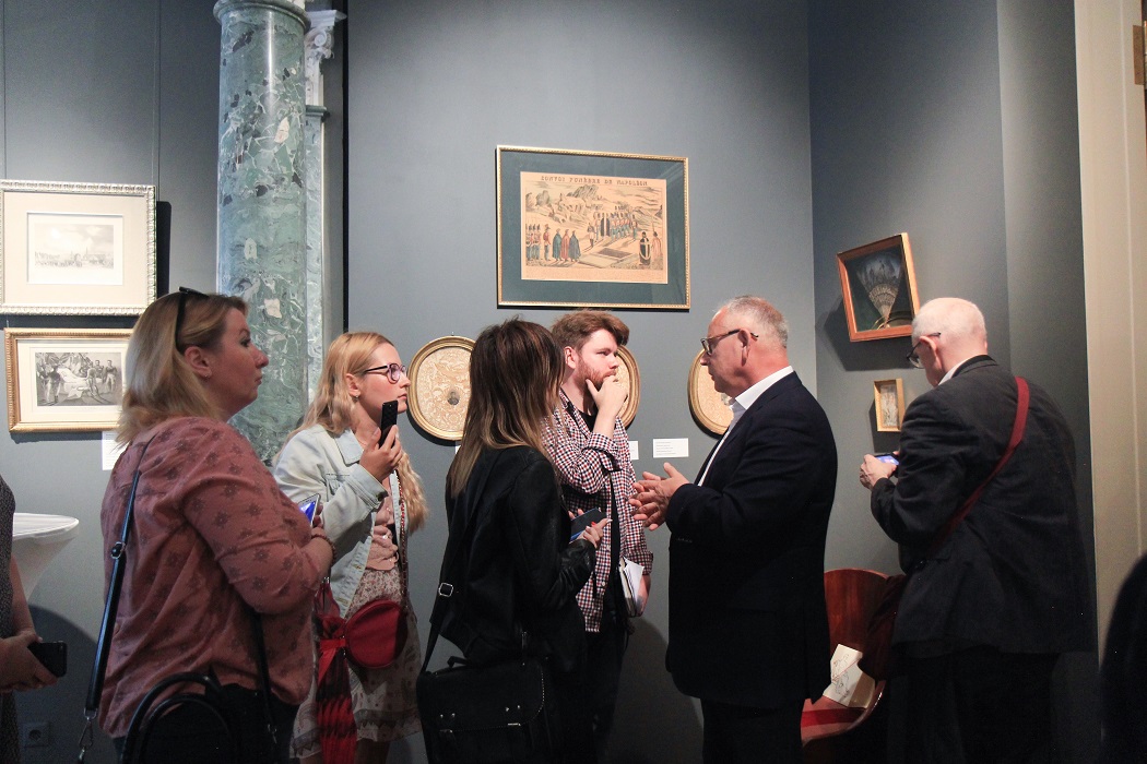 Александр Вихров и гости вернисажа