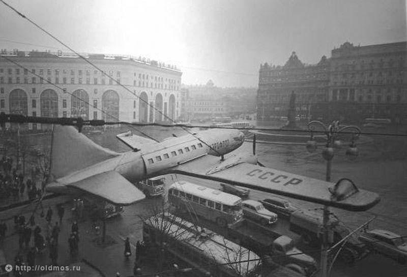 Реклама Аэрофлота на площади Дзержинского в настоящее время Лубянская. Фото 1959 года