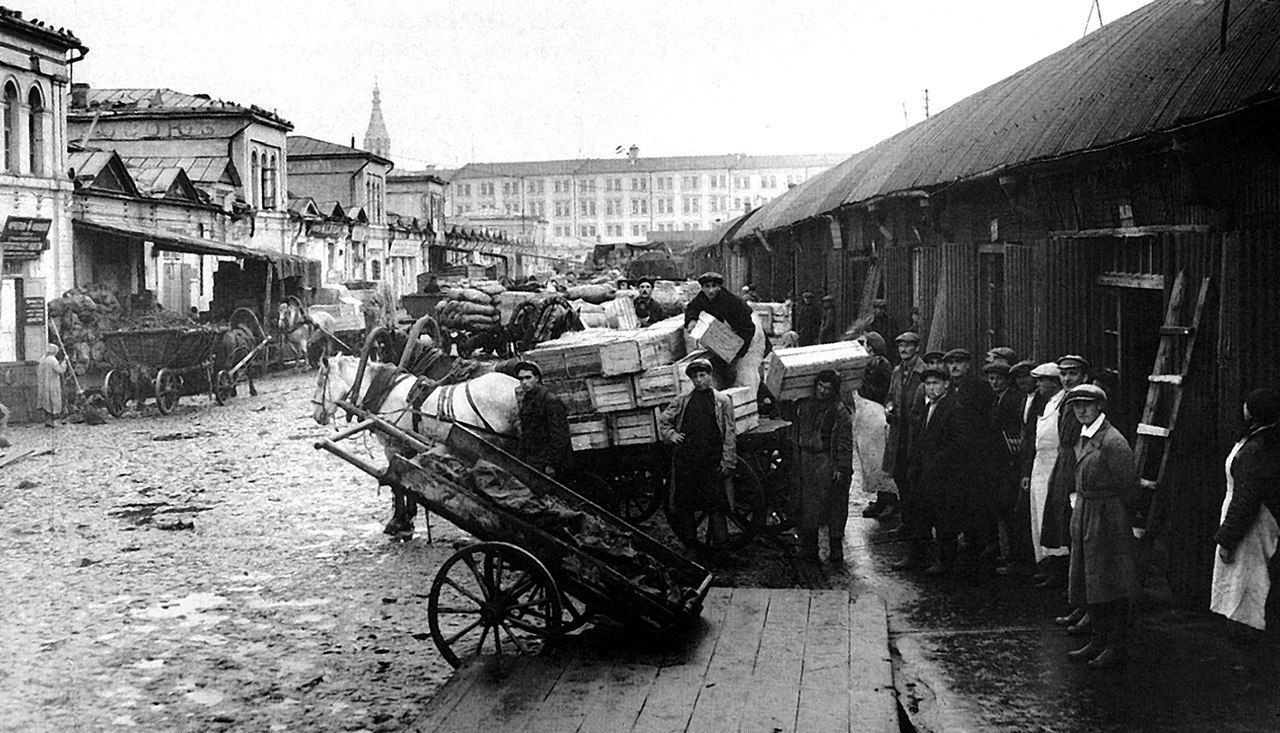 Болотная площадь. Привоз товара на рынок. Москва 1920 год