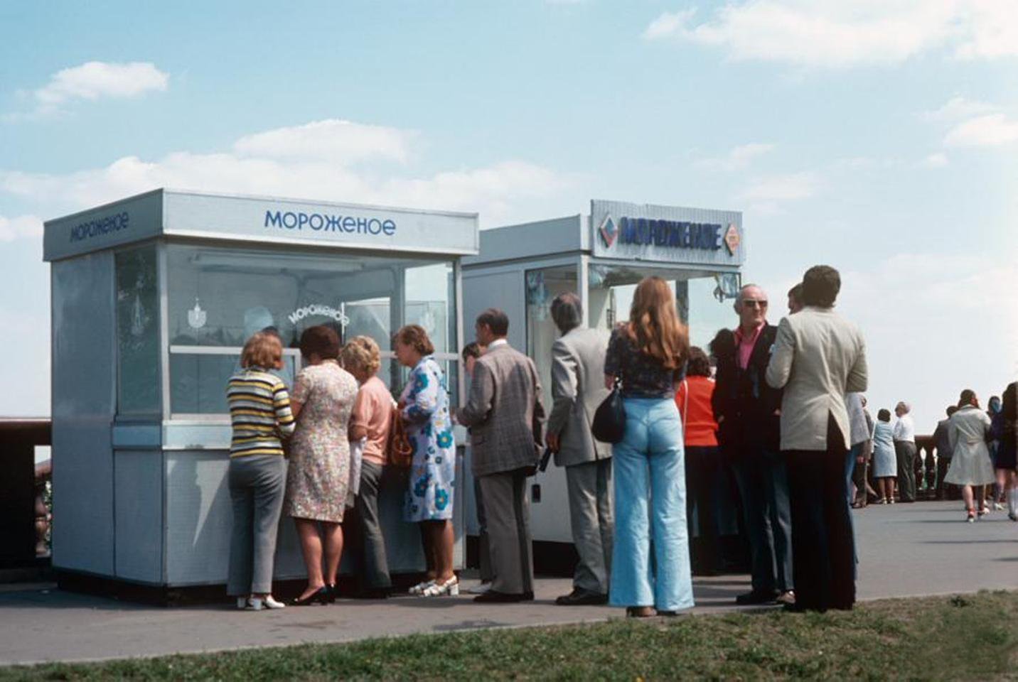 Киоски с мороженым на смотровой площадке МГУ. Москва 1974 год